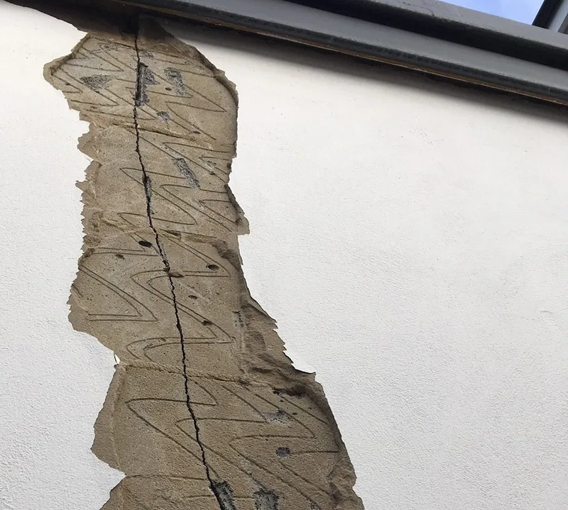 Wall with exposed crack_plastering and rendering services_gk rend